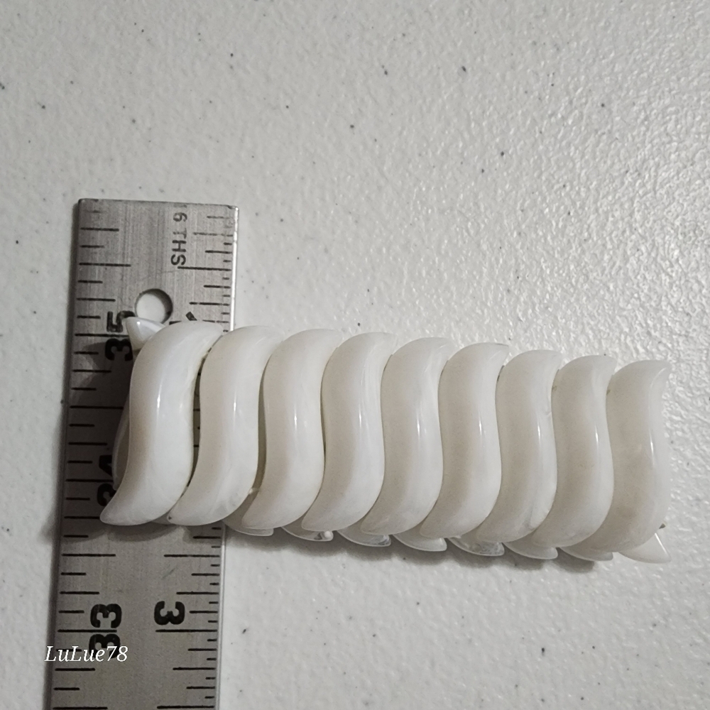 Avon White Stretch Bracelet - Picture 7 of 10